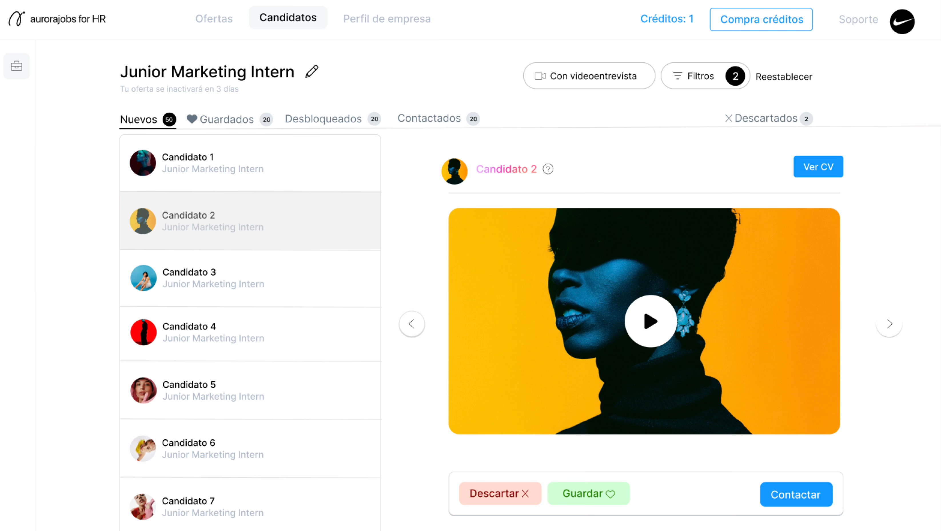 Portal para empresas mostrando los candidatos de una oferta, con su videoentrevista y las acciones de descartar, guardar o contactar.